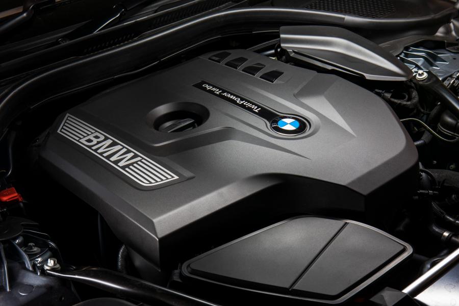 Моторный отсек BMW 530i Sedan M Sport 2017 года  (AU) (фото 3 из 11)